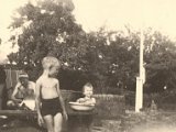 Familiealbum Sdb020 3  1947 07 Sommersol i Store bedstefars have sommeren 1947 - og så må man plaske i vand